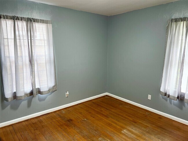 Building Photo - 411 Elaine St