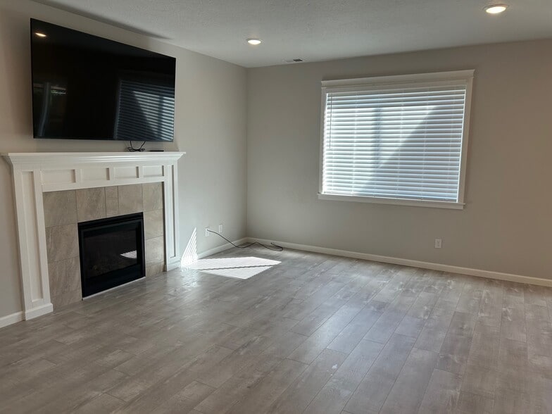 Family Room w/ 75 inch Sony TV - 4546 Sagecrest Dr NE