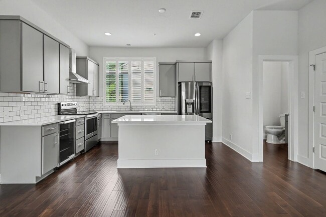Building Photo - 4 Week Free Move-In Incentive! Modern Downtown SA Townhome | Rooftop Balcony, Private Garage & Al...