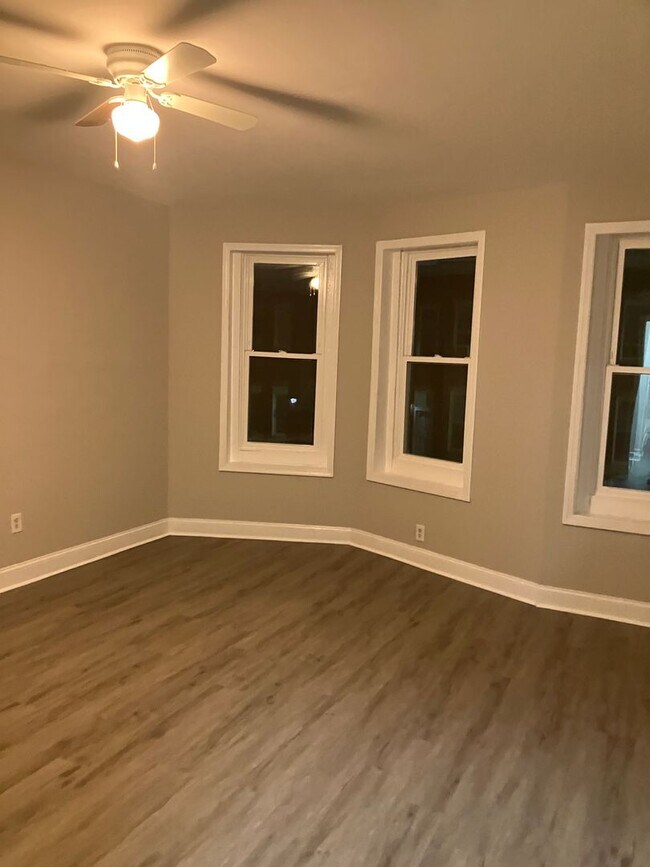 Building Photo - 7 Bedrooms 3.5 Bathrooms