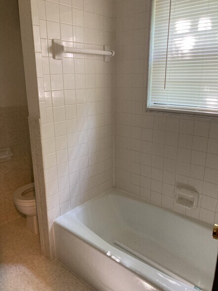 Building Photo - 1616 Garden Dr