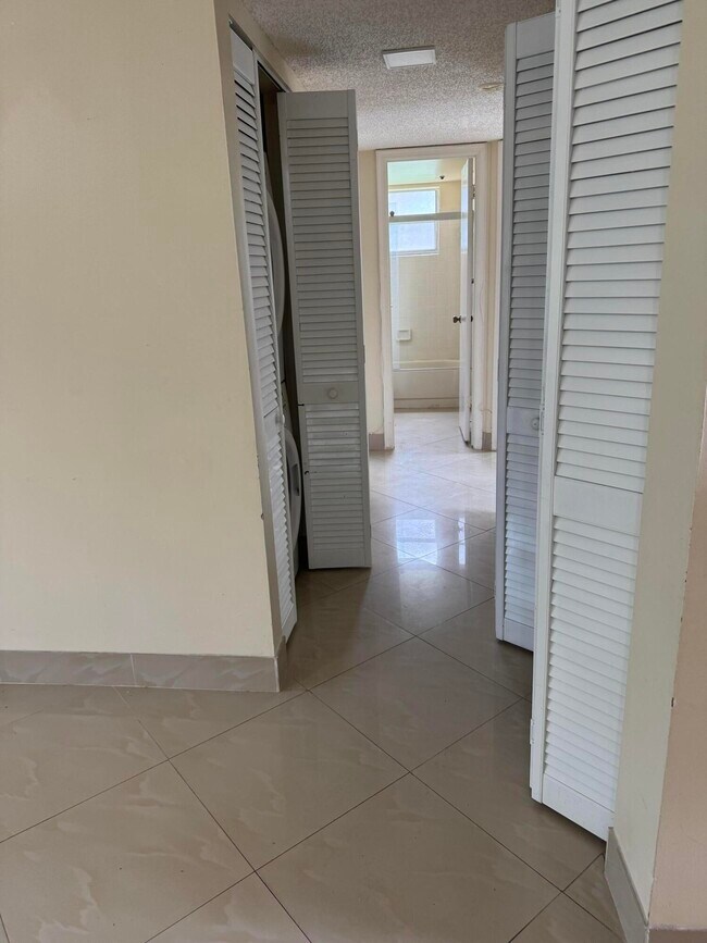 Building Photo - 9921 Three Lakes Cir