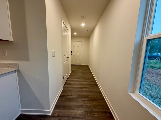 Building Photo - 844 Pine Cone Ln