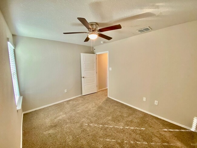 Building Photo - Luxury Townhome in New Braunfels