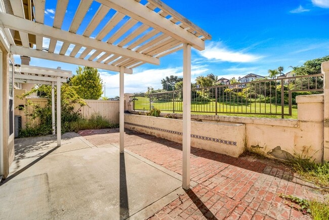 Building Photo - Charming 2 Bed | 2 Bath Single-Story Home with Golf Course Views!