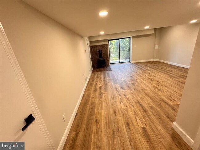 Building Photo - 402 Harrison Pl