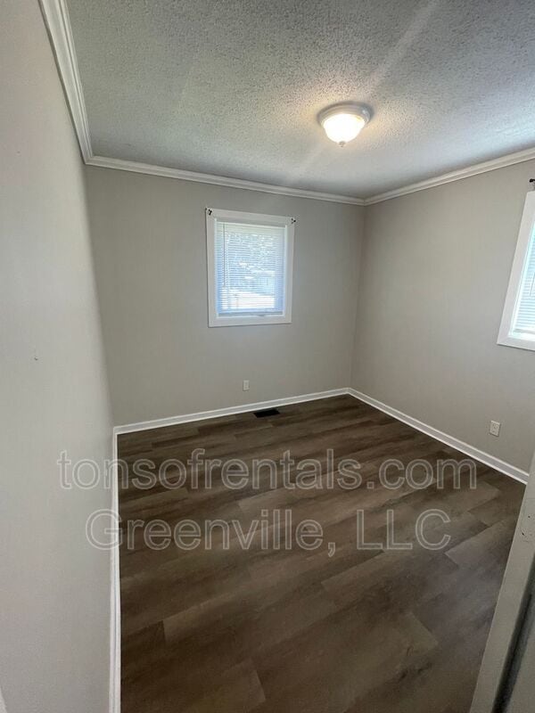 Building Photo - 695 Saxon Ave