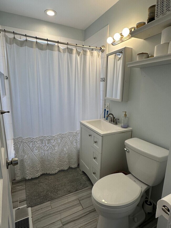 Building Photo - The Perfect 2bed/1bath with Porch, Private...