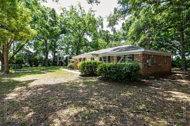 Building Photo - Beautiful Renovated 3 Bedroom/1 Bathroom H...