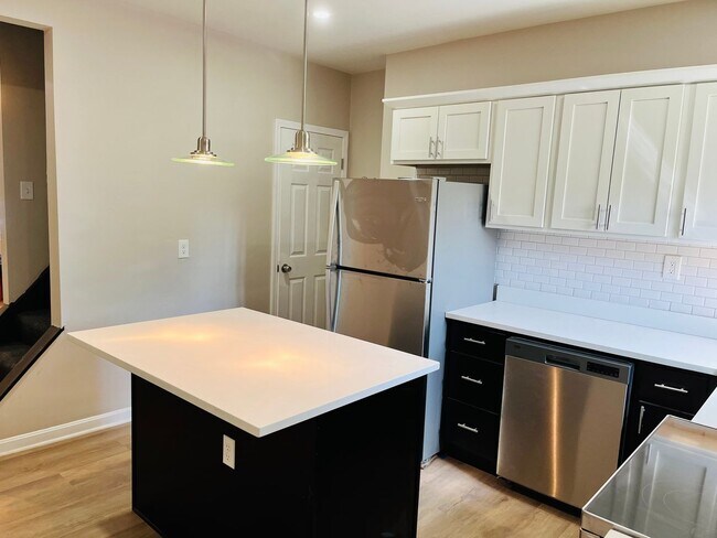 Building Photo - Two Bedroom rowhouse available in Northside August 1!