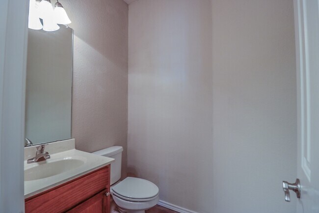 Building Photo - Pre-Leasing  3 bed 3 bath Near Texas Tech!