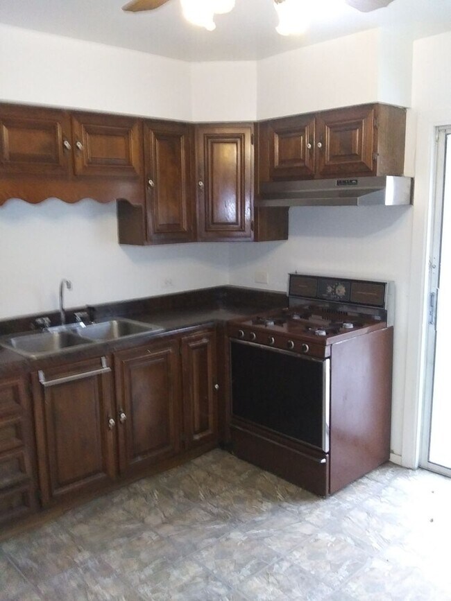 Building Photo - Spacious 2 Bedroom Home w/ 2.5 car garage - Westmont