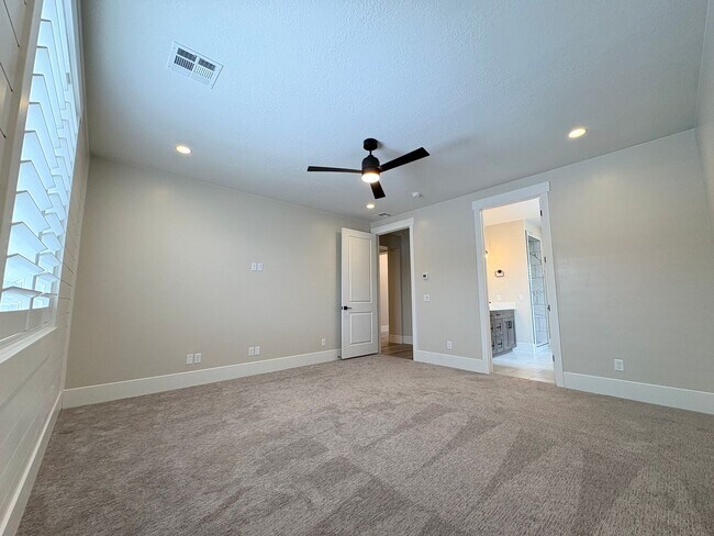 Building Photo - Solar Home For RENT!!!