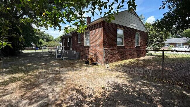 Building Photo - 2720 Martha Dr