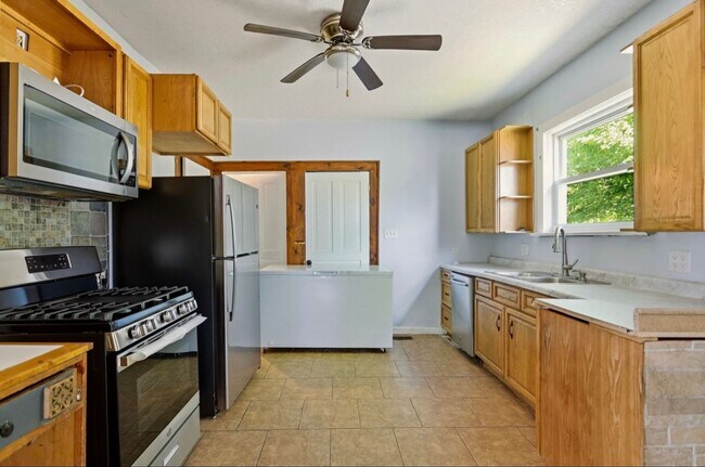 Building Photo - Charming 3-Bedroom Home with Fenced Yard!