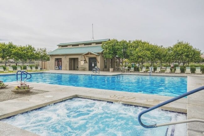 Building Photo - MOVE IN SPECIALS!! 15 DAYS RENT FREE!! Wonderful large, 4 br 2.5 ba family home in Johnson Ranch