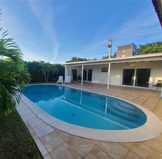 Building Photo - 1320 Arthur St