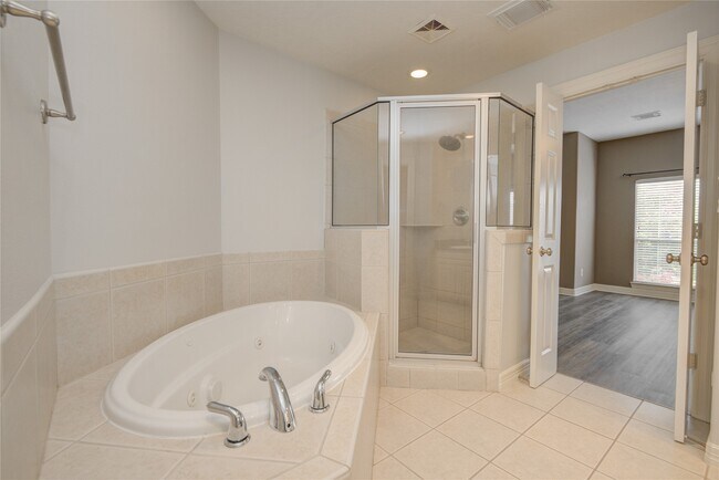 Building Photo - 13619 Brookbluff Ln