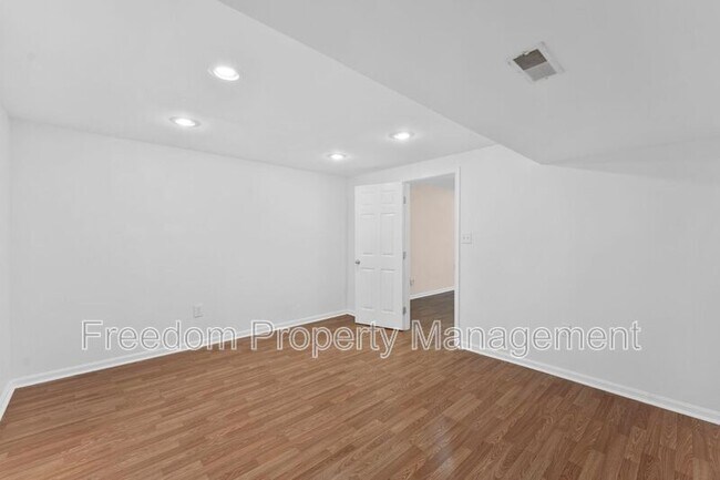Building Photo - 9140 Worthington Dr