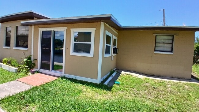 BACK SUNYROOM 2 - 211 Sandy Cir