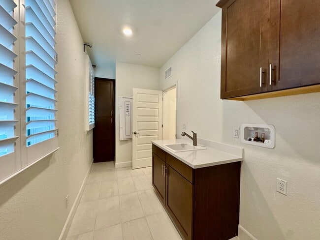 Building Photo - AVAILABLE 08/01/2026 3 YEARS NEW, BUILT BY LENNAR HOMES, 4 BED, 3 BATH, 2 CAR GARAGE