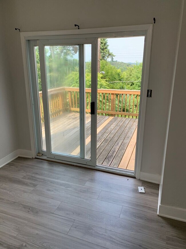 Building Photo - 3 bedroom 1 bath deck and yard