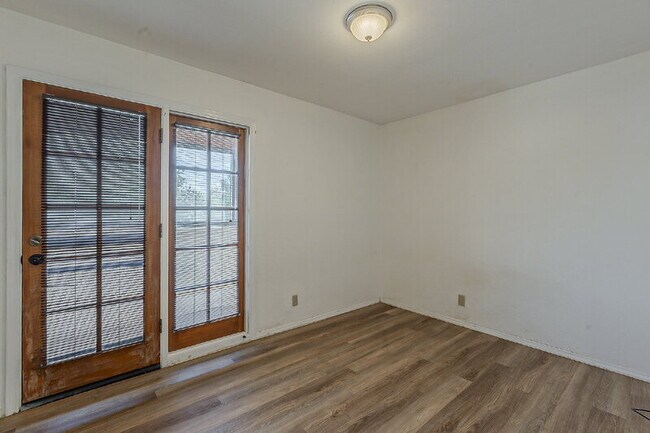 Building Photo - 1028 S Ash Ave