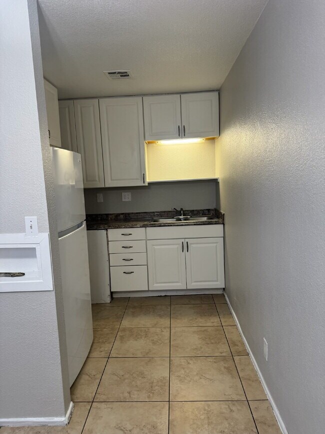 Building Photo - Fresh, Comfortable & Easy to Show!