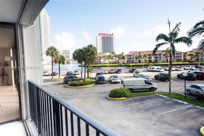 Building Photo - 200 Leslie Dr