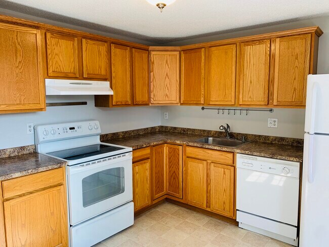 Updated oak kitchen - 83 Heather Rdg