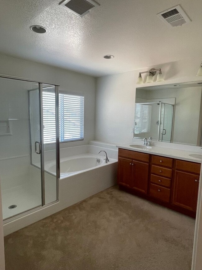 Building Photo - Spacious Two Story 5bd/3ba House