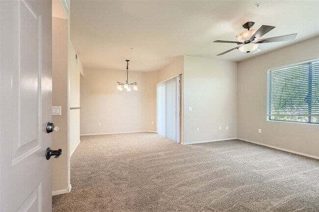 Building Photo - Move-In Special - 2bed/2bath Foothills Rio...