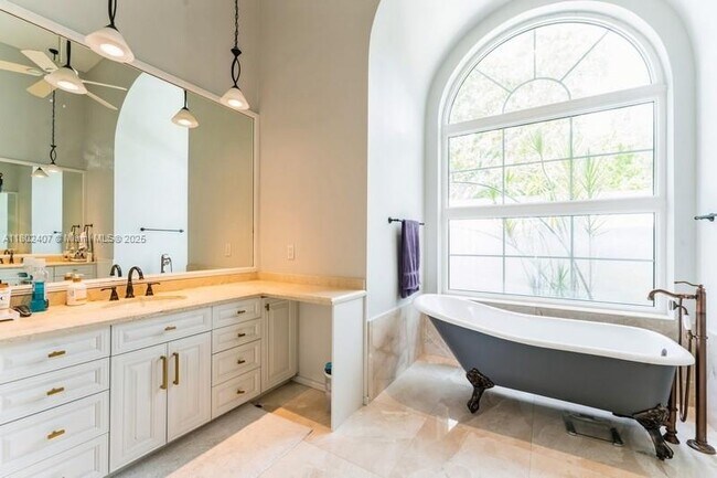 Building Photo - 2708 Meadowood Dr