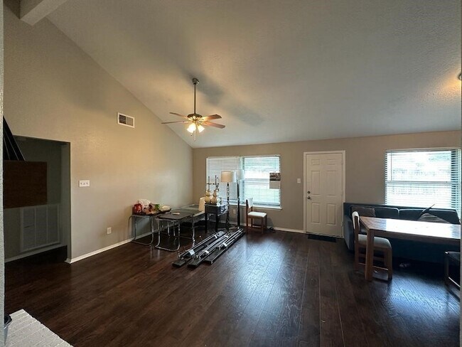 Building Photo - 10921 Pecan Dr
