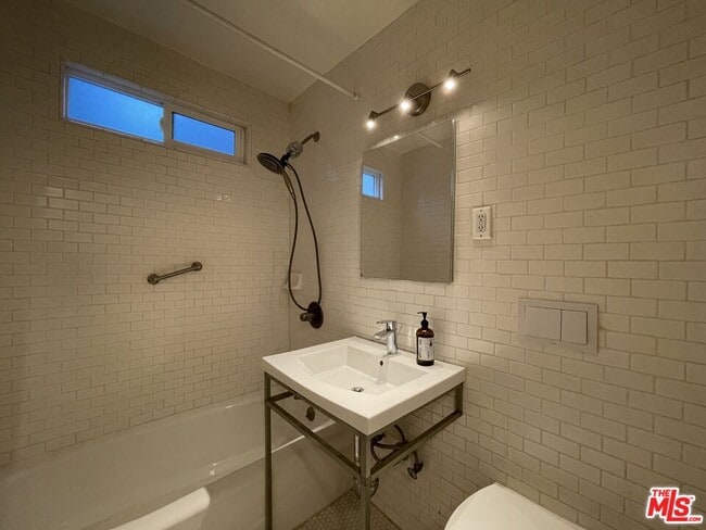 Building Photo - 6853 1/2 W Alta Loma Terrace