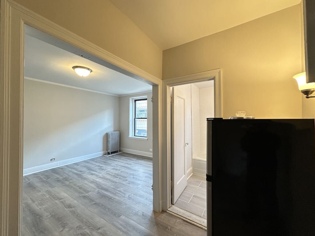 Building Photo - 3335 W Diversey Ave