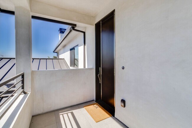 Building Photo - Ultra Luxury Guest House w/Private 200sf B...