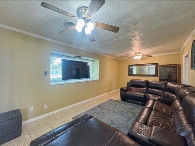 Building Photo - 509 Light St