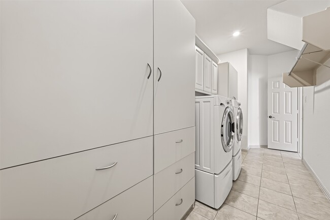 Building Photo - 7211 Spring Meadow Ln