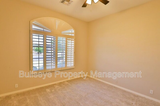 Building Photo - 1550 N Robin Ln
