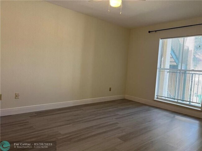 Building Photo - 875 Riverside Dr