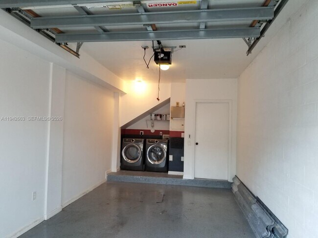 Building Photo - 2470 Centergate Dr