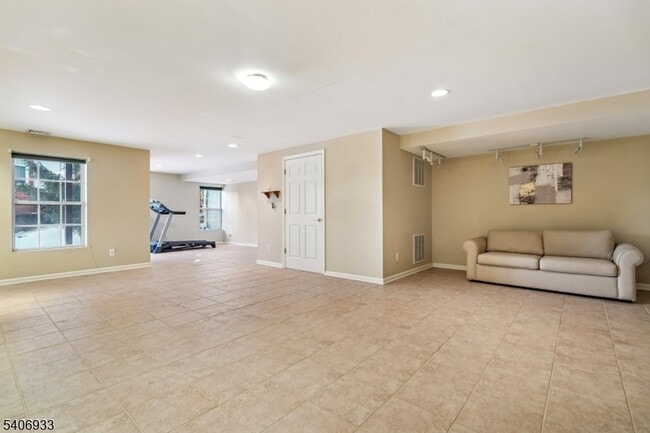 Building Photo - 163 Gladstone Dr