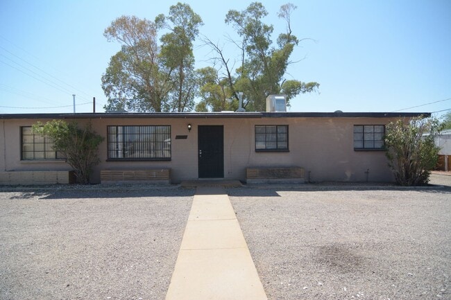 Building Photo - Charming 3 Bedroom 2 Bath House Plus Bonus...