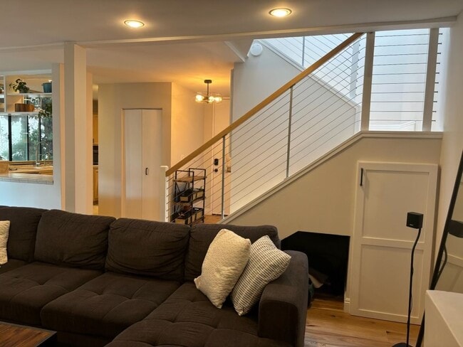 Building Photo - Fully Furnished Townhouse in the oceanfron...