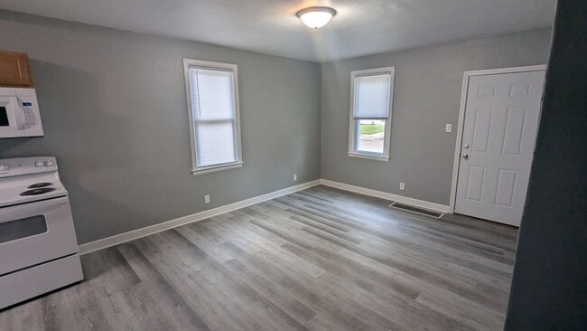 Building Photo - 2 bedroom, 1 bath house