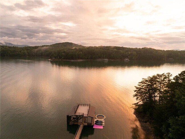 Building Photo - 725 Rocky Point Dr