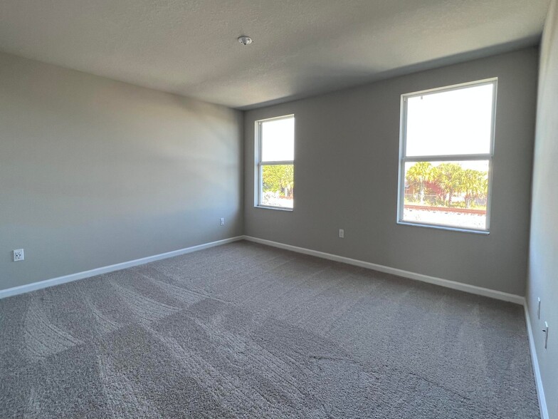 Building Photo - 5656 Mentmore Dr