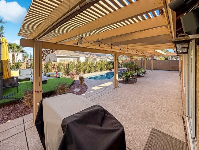 Building Photo - Designer Delight in Green Valley