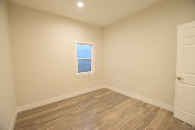 Building Photo - Stylish Oakland Retreat – 3BR, 2BA + Huge ...
